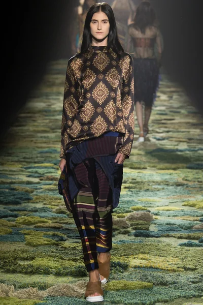 Look 28